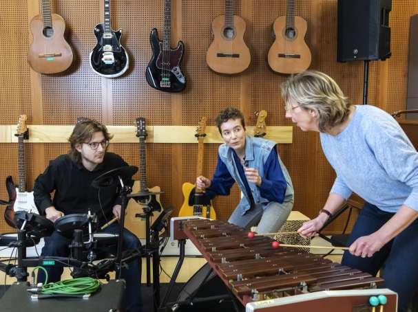 NIET GEBRUIKEN - i.v.m. overlijden M. de Witte | Docent en student Master Vaktherapie - Muziektherapie - maken muziek.