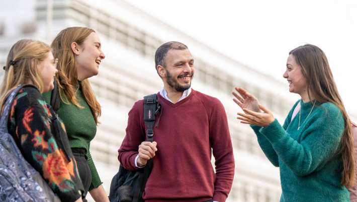 4 cursisten praten met elkaar op de HAN-campus in Nijmegen.