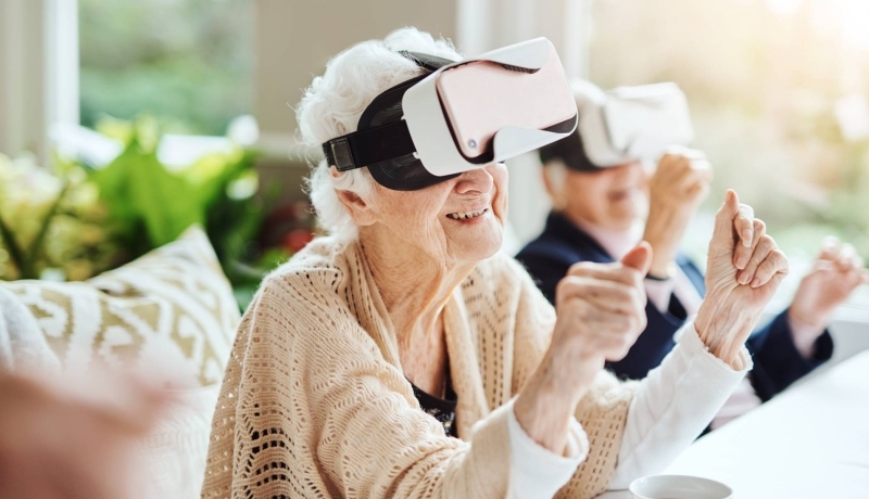 Een groepje oudere mensen met VR-bril