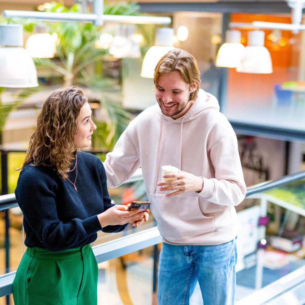 2 Accountancy studenten in overleg achter de laptop in open ruimte op de HAN in Nijmegen