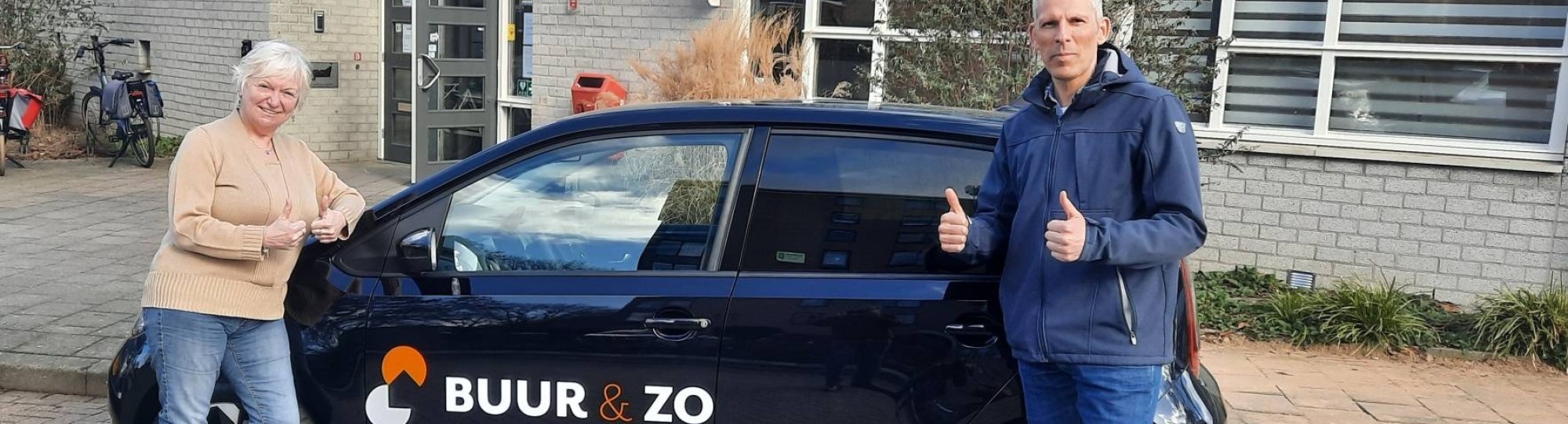 Buurtcongiërge bij de buurtauto voor het project Buur & Zo