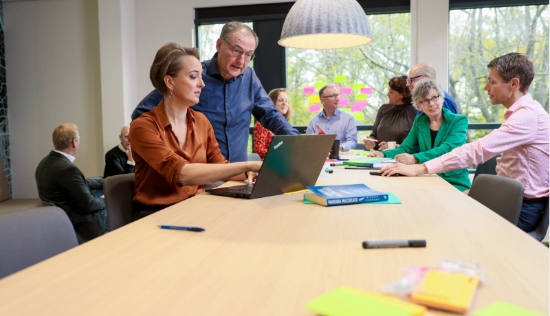 Collega's van het Centrum Meervoudige Waardecreatie in overleg en aan het werk.