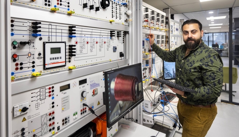 Orwa Al Bitar bij de knoppenkast.SEECE, SEE, HAN WATTS, Powerminor, deeltijd Elektrotechniek, Lectoraat Meet- en Regeltechniek, Lectoraat Duurzame Energie, Lectoraat Balanced Energy Systems.