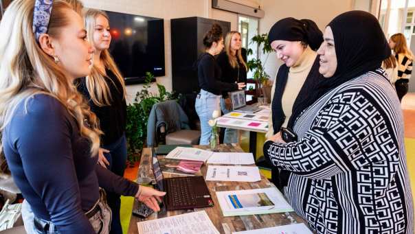 Labs en Werkplaats wijk Lindenholt-studenten-professionals en burgers aan het werk