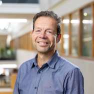 Portretfoto, blauwe blouse dragend