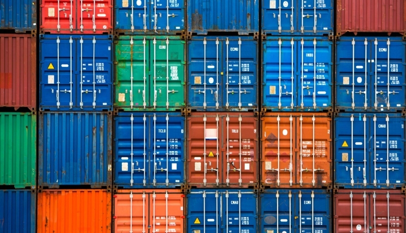 Sfeerbeeld van gestapelde containers klaar om te verschepen