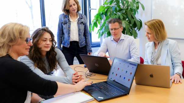 Post-hbo Bedrijfskunde, overleggen, werksetting, laptops, samenwerken, 2022