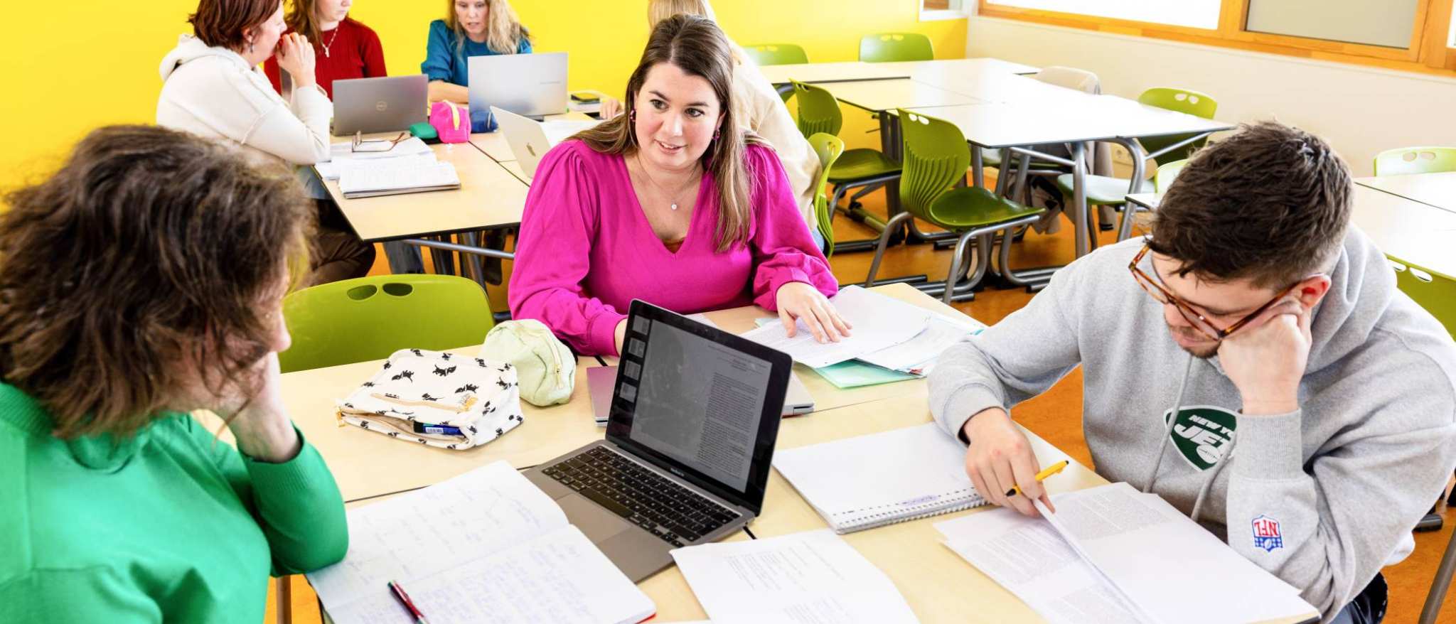 De studenten zijn aan het werk in het klaslokaal.