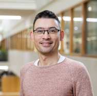 Brildragend, roze trui