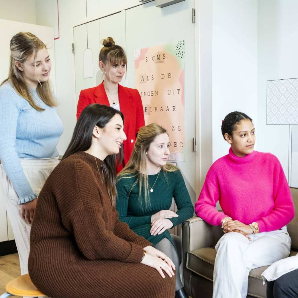 Studenten Logopedie krijgen les over behandeling baby