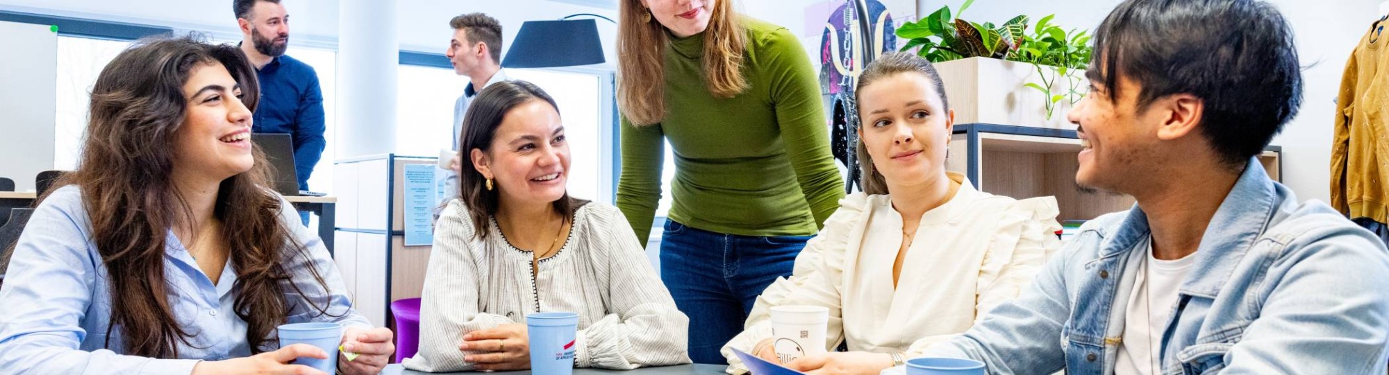 Studenten Toegepaste Psychologie van de HAN in gesprek met de docent