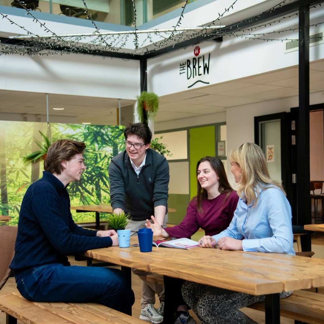 Studenten van Bedrijfskunde in 2 jaar gezellig kletsen in het café op de HAN campus