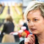 Man leunt op tafel en luistert 