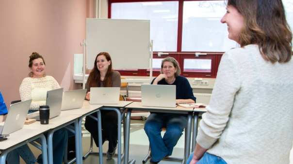 Docent en studenten in de klas