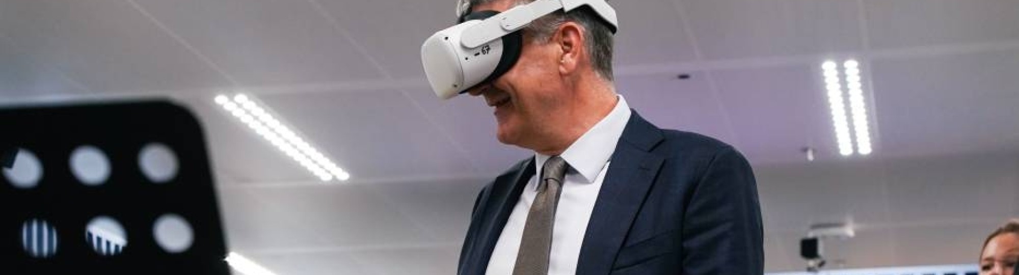 Staatssecretaris Koen Becking met VR bril