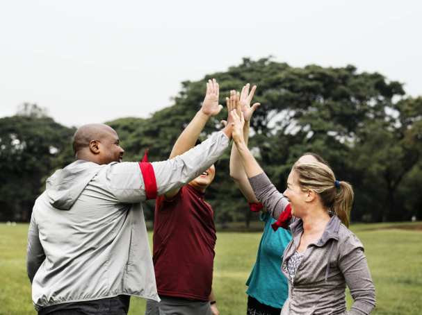 Mensen maken high five, samen pijn de baas, health