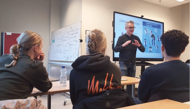 HAN-docent Rudie van den Heuvel legt het OpenEd-project Activating Parkinson Patients with Sensor (APPS) uit
