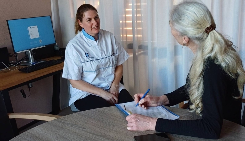 zorgprofessional in gesprek