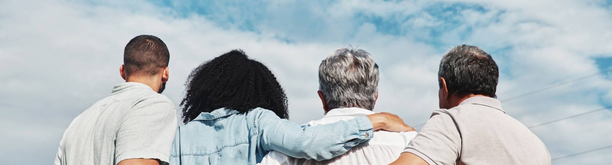 Mensen omarmen naasten-zorgen voor elkaar