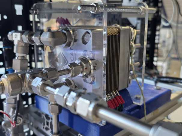 Foto van machines elektrolyse-installaties binnen onderzoek Sander Helmig voor HyPRO-project 