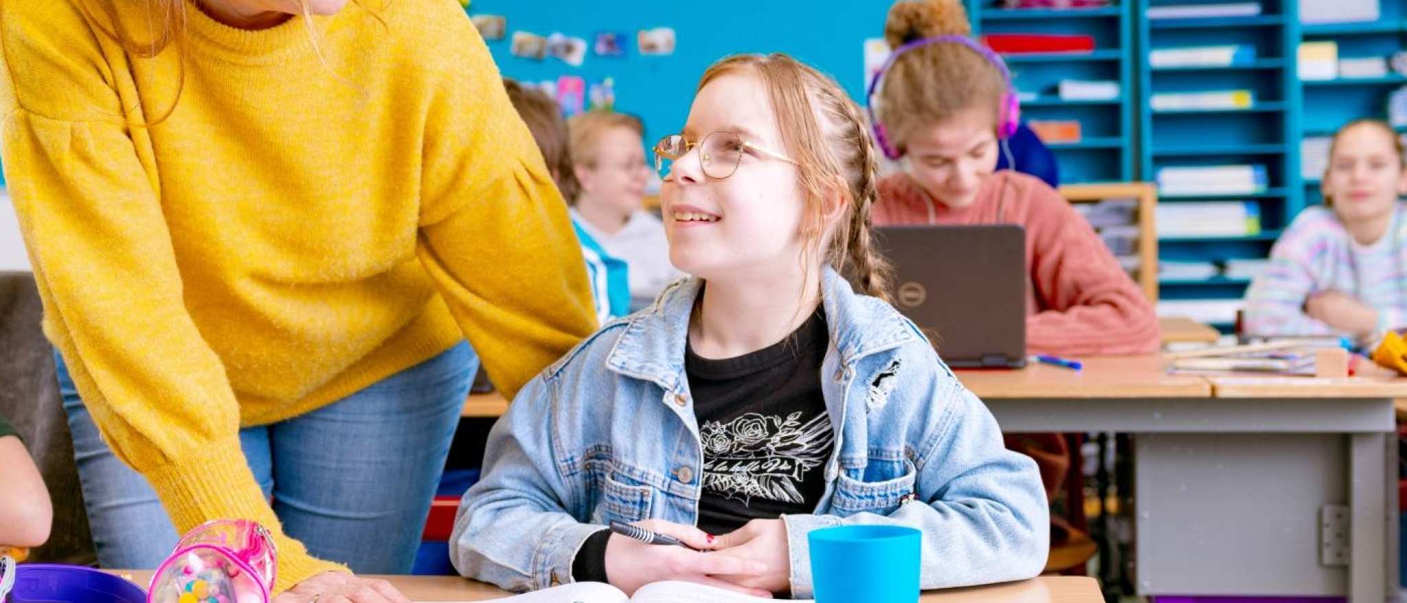 Speciaal Onderwijs op de school Lichtenbeek. De lerares lacht naar de leerling.