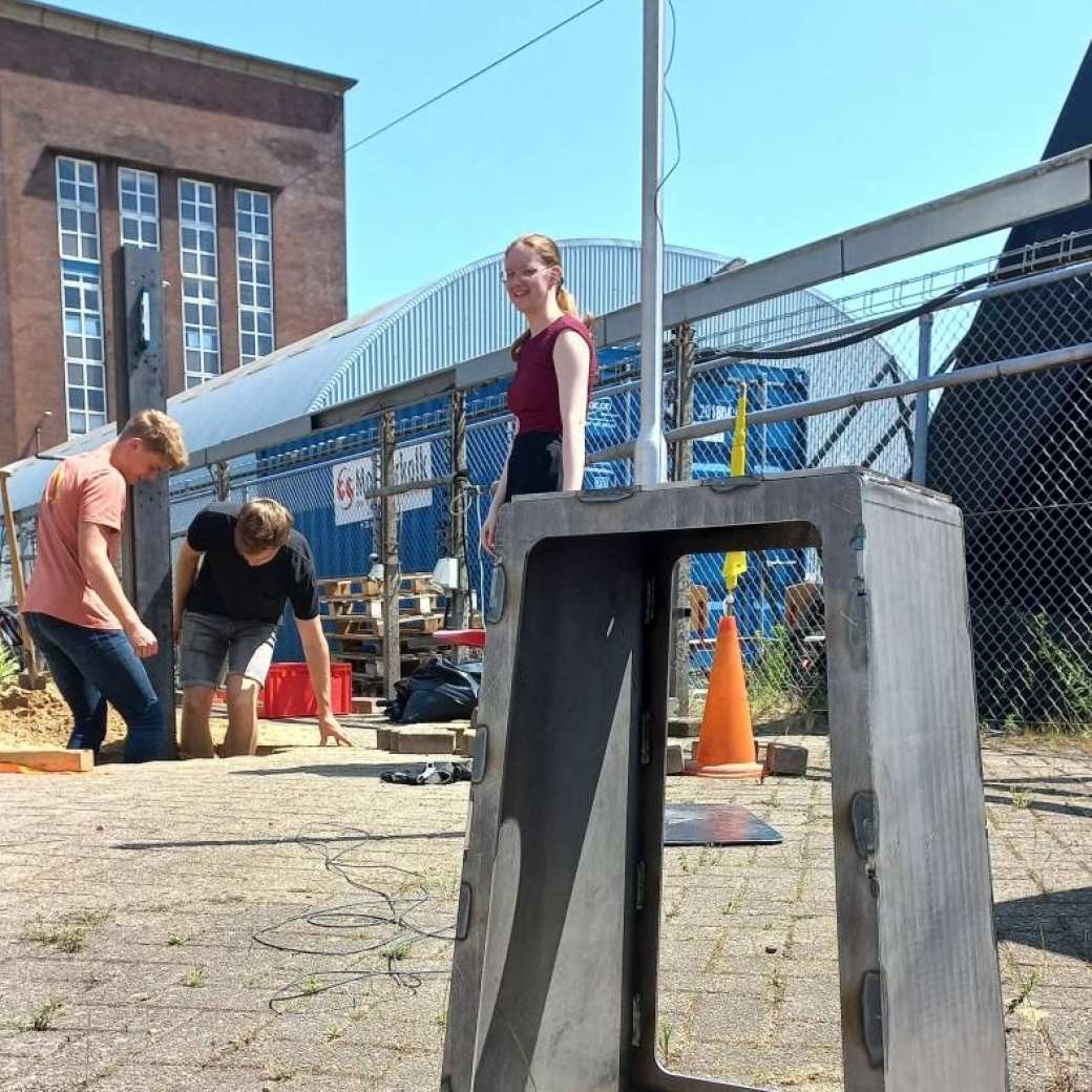 Studenten werken aan plaatsing van de fundering