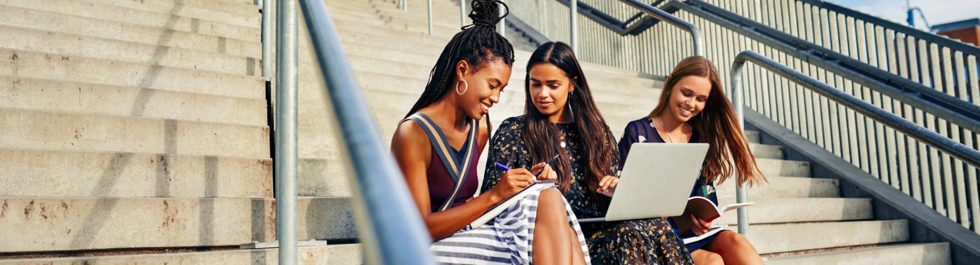 academie-business-communicatie, post-hbo, studenten op de trap, buiten in overleg met laptop
