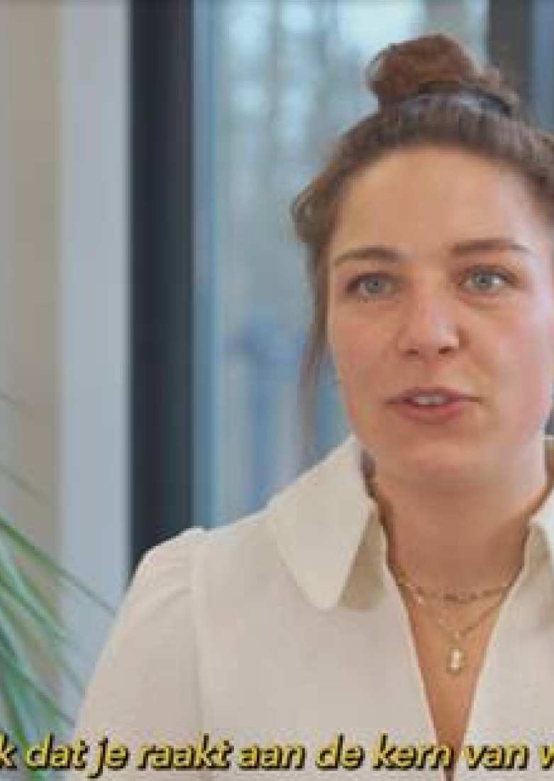 Symposium Durf te Denken, screenshot van spreker Laura Lamers die vertelt over wat filosofie voor haar betekent.