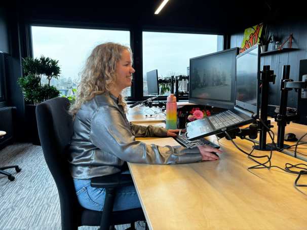 Pleun Homveld achter de pc