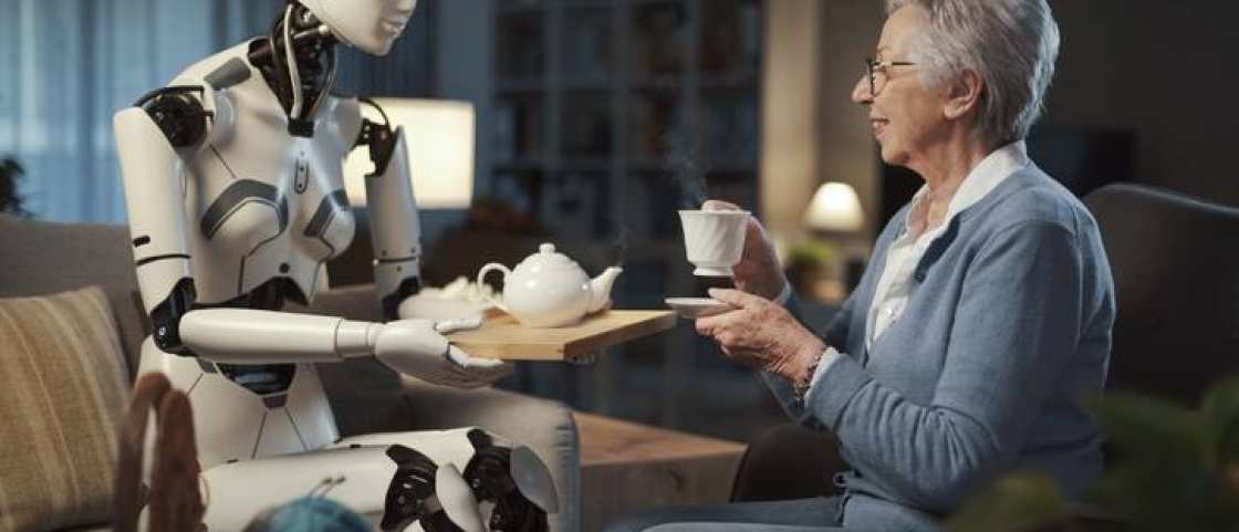 Ouder dame wordt in dagelijkse bezigheden geholpen via technieken in huis