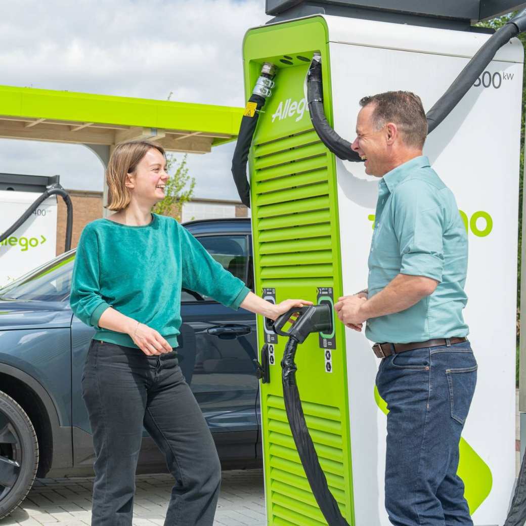 Student en docent van de master Duurzaamheidstransities in gesprek op het HAN Cleantech Park in Arnhem.