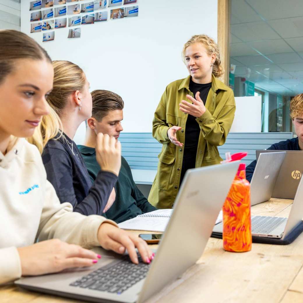 sportkunde sportqube studenten aan het werk met docent1 2023