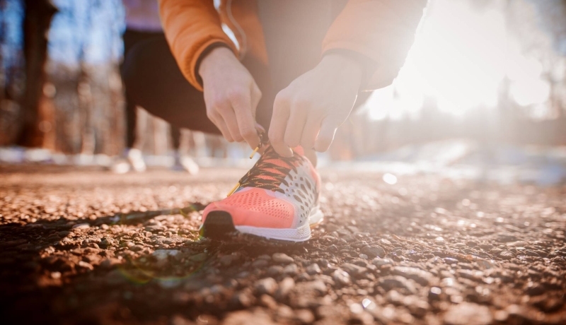 cursist sport headerbeeld, werken aan je geluk, leven lang ontwikkelen. Sportschoen veters strikken