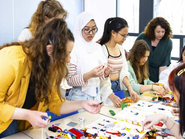 studenten van de opleiding Communication in de les