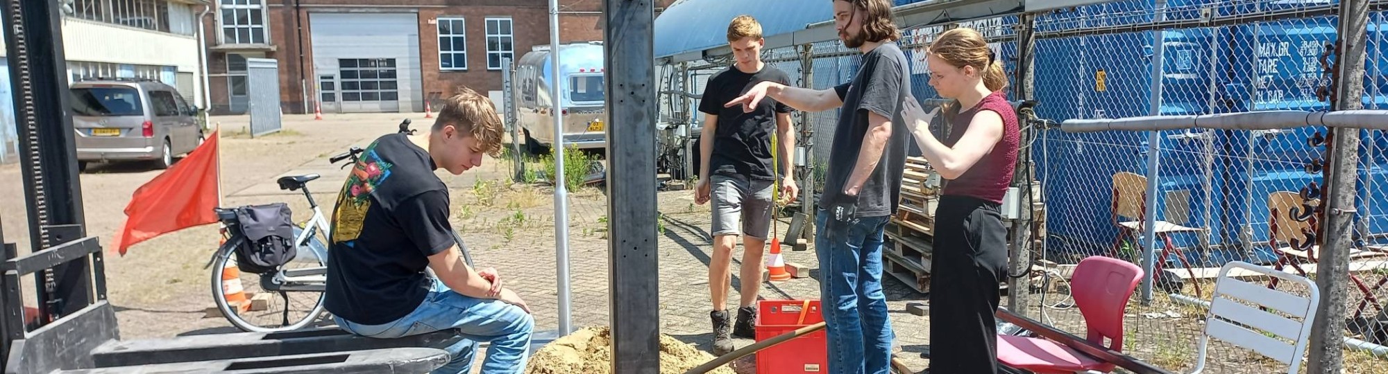 Studenten werken aan plaatsing van de fundering