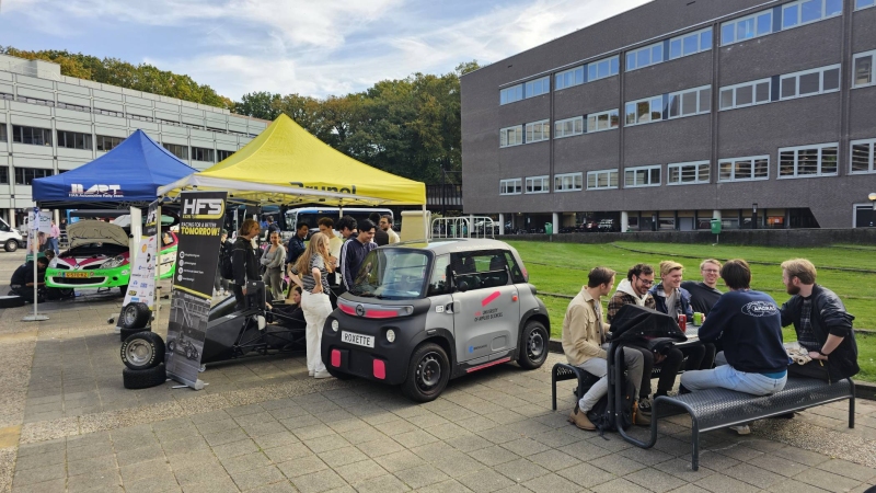 Sfeer op HAN Campus tijdens de ACE Engineering en Automotive carrièredag op 16 oktober 2024 met stands van HAN Automotive Rally Team, (HART), HAN Formula Student (HFS) en de Opel Rocks Electric Roxette