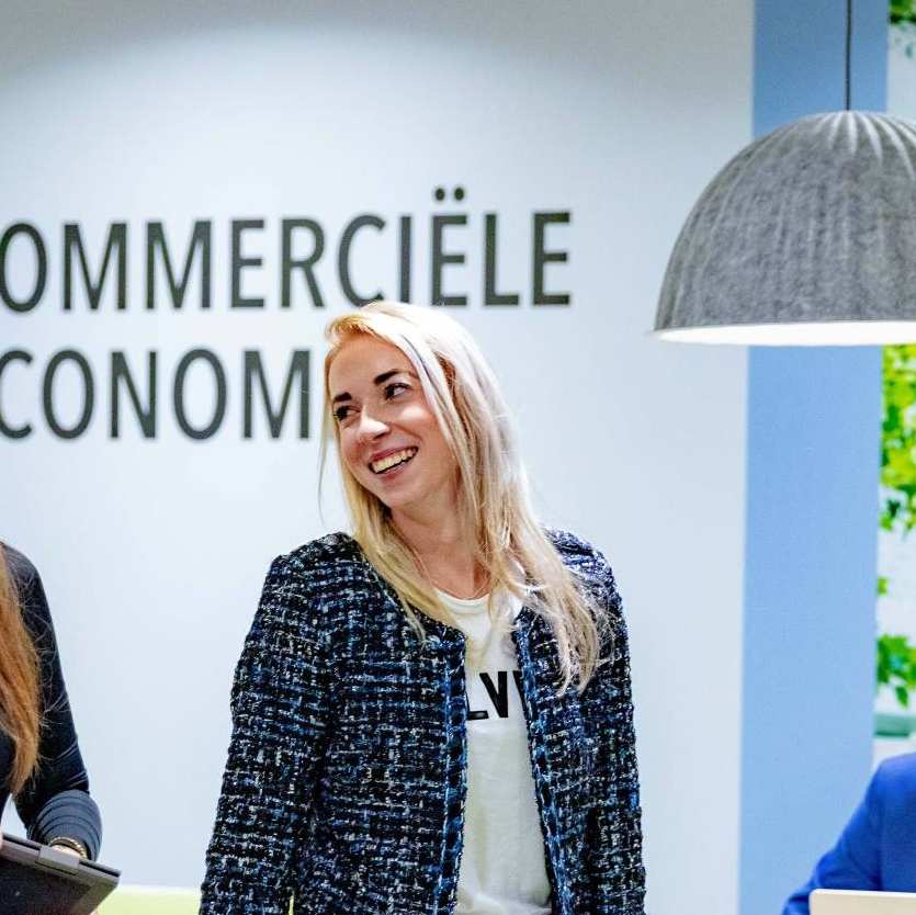 Studenten van de associate degree Commerciële Economie deeltijd, duaal lopend in lounge overleg.