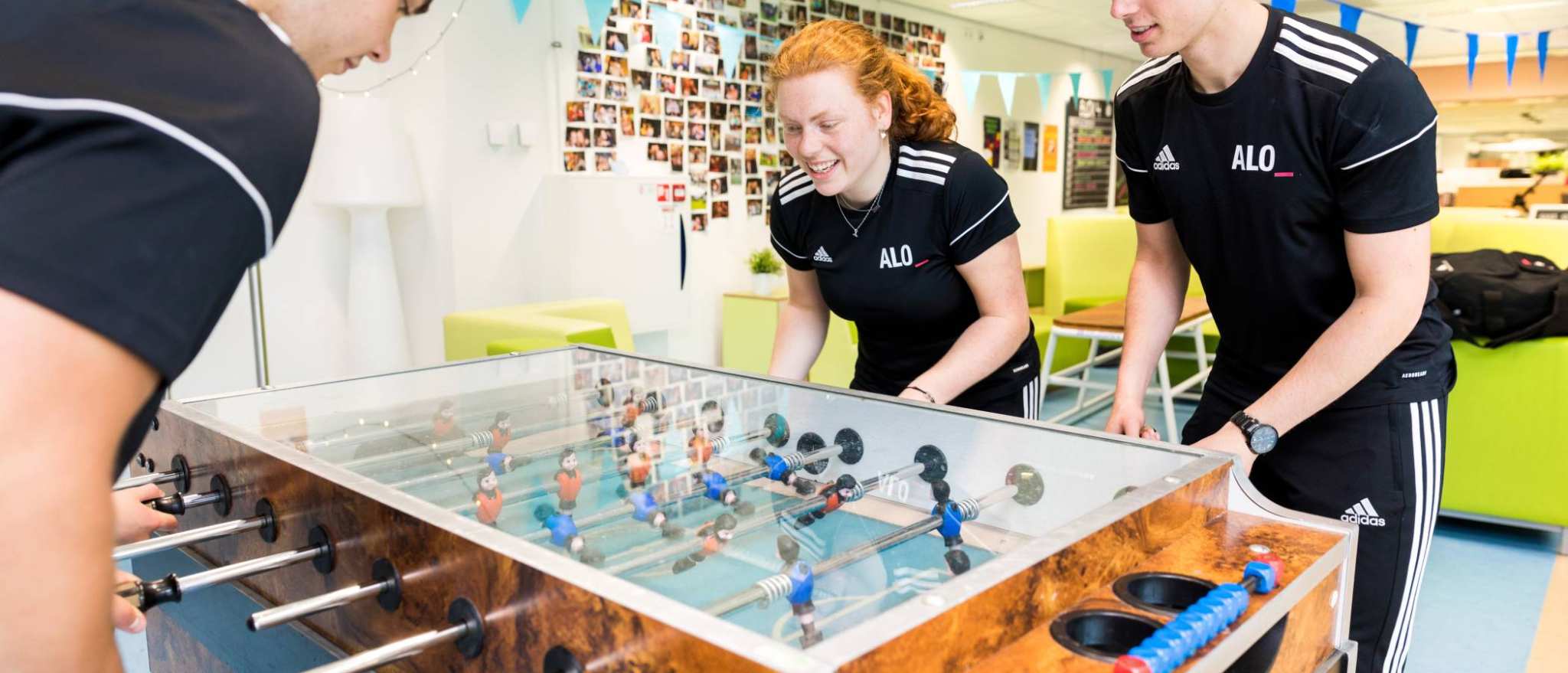 Pabo-ALO studenten spelen een potje tafelvoetbaltafel in de pauze.