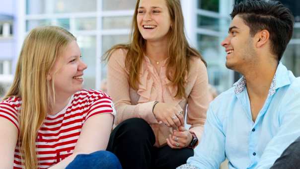 Studenten hbo bedrijfskunde buiten op de HAN campus