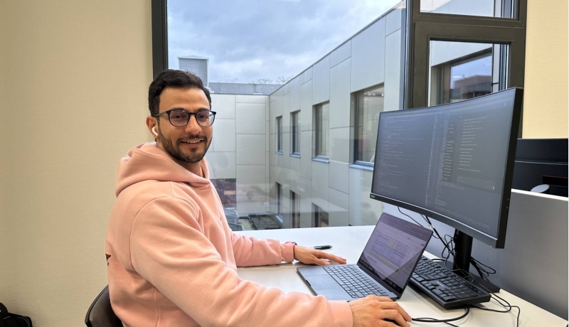 Mohammad Karami achter zijn laptop