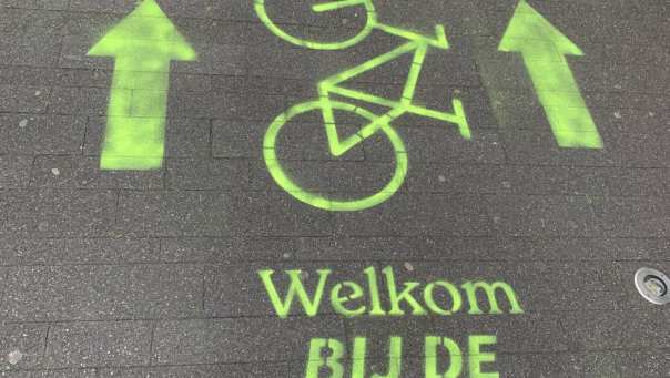 Afbeelding van een afdruk op de grond met daarop de tekst Frisstop in het groen.