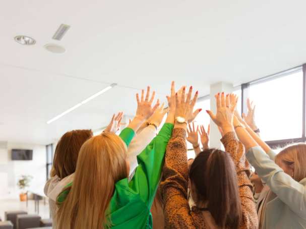educatie_startkracht-handen-omhoog-campagnebeeld_2025