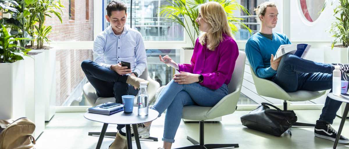 opleidingsbeeld Ad Accountancy deeltijd. Studenten in overleg in de hal van de HAN Arnhem, finance, financieel, AFEM, accountancy
