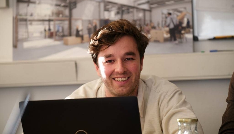 GGIT student Max Tonino achter de laptop op de Techathon