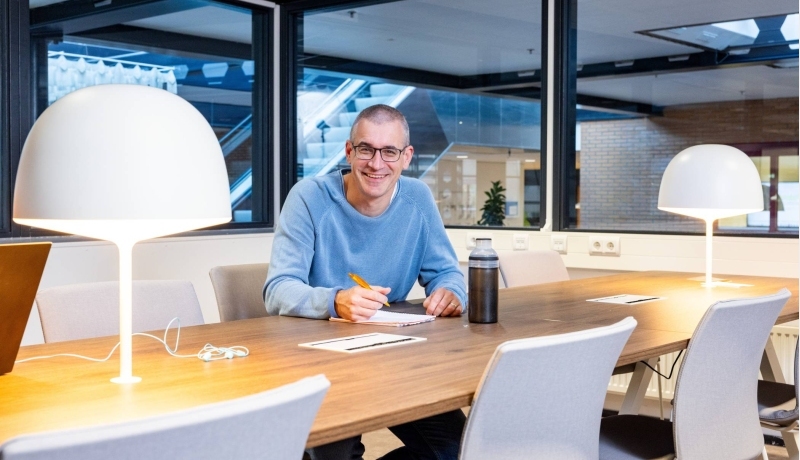 AI-trainer Guus Witjes in een werkomgeving
