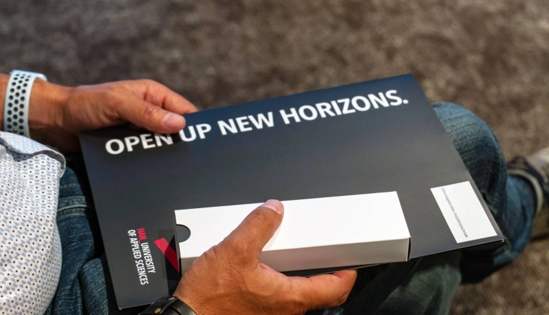 illustratie zwarte omslagmap met opdruk open up new horizons