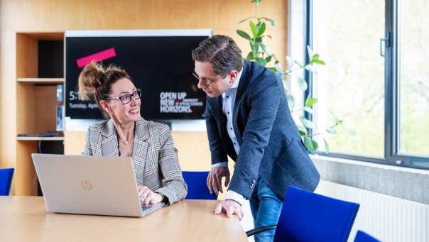 Post-hbo Bedrijfskunde, studeren, overleggen, samenwerken, laptop, 2022