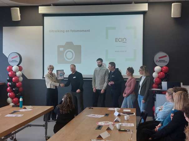 Aly Smelt neemt het certificaat voor de meest inclusieve hbo-website in ontvangst