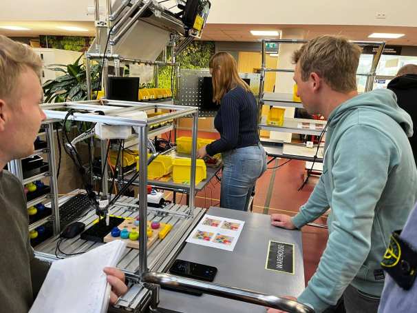 Studenten van de minor Lean Management leren of het belang van meten aan de u-shaped assembly cell