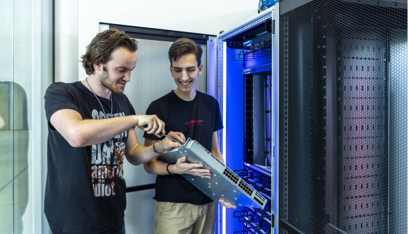 2 ICT deeltijdstudenten aan het werk in een serverruimte.